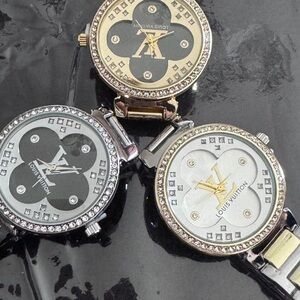 1x stainless steel Watch in Black, Gold, or Silver